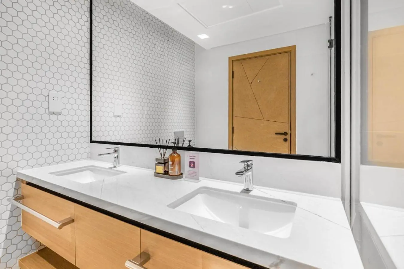 New Beach And Creek View 2Br In Palace Residences Dubai